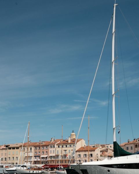 Le vieux port de Saint-Tropez, mâts et front de maisons
