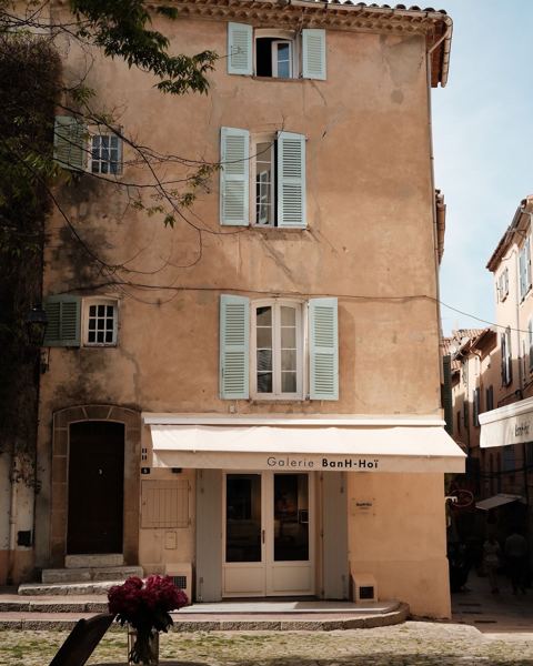 Façade de pierre et volets vert d'eau, Saint-Tropez