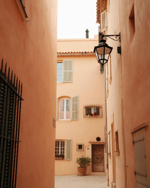 Ruelle ocre et lanterne, Saint-Tropez