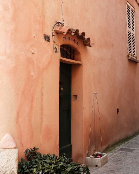 Porte verte et mur ocre, Saint-Tropez