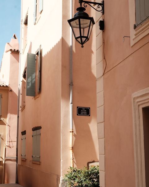 Ruelle ocre et volets, Saint-Tropez