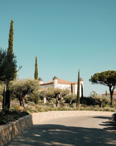 Allée résidentielle, mur de pierre et cyprès