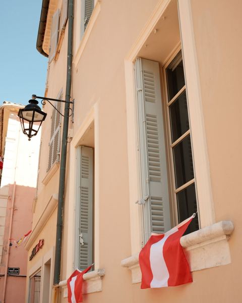 Façade et lanterne, vieux Saint-Tropez