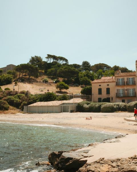Plage des Graniers et la citadelle de Saint-Tropez