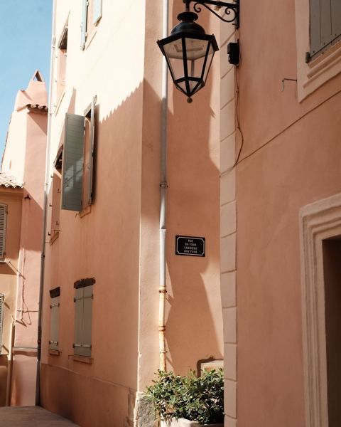 Angle de rue et lanterne, Saint-Tropez