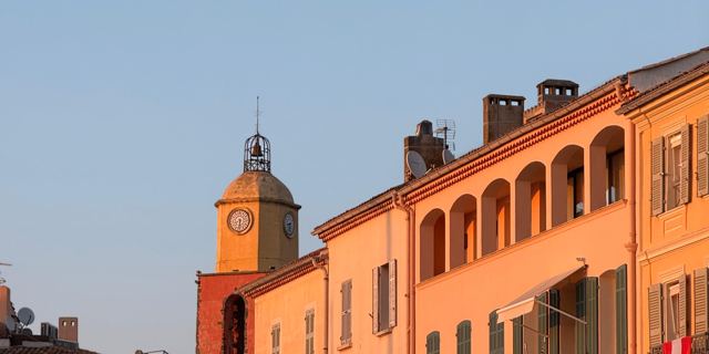 Le clocher et les façades du port de Saint-Tropez